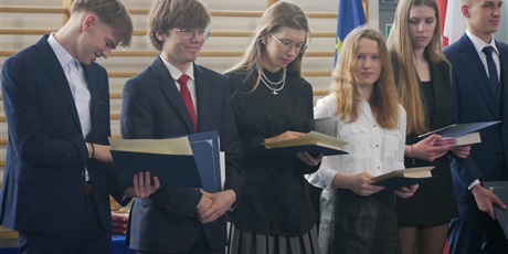 Powiększ grafikę: pozegnanie-absolwentow-613021.jpg