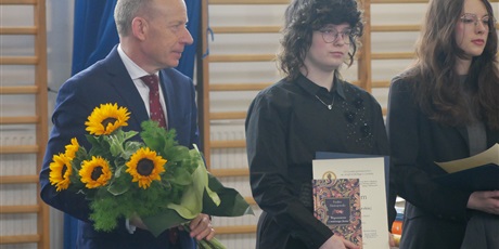 Powiększ grafikę: pozegnanie-absolwentow-613023.jpg
