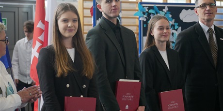 Powiększ grafikę: pozegnanie-absolwentow-613028.jpg