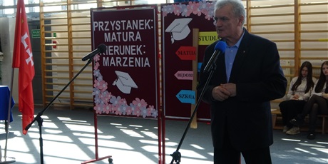 Powiększ grafikę: pozegnanie-absolwentow-vii-lo-693971.jpg