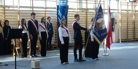 Powiększ grafikę: pozegnanie-absolwentow-vii-lo-693972.jpg