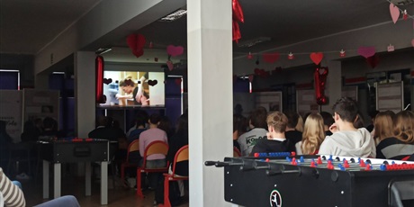 Powiększ grafikę: spotkanie-mlodziezy-ze-straza-graniczna-i-policja-handel-ludzmi-670414.jpg