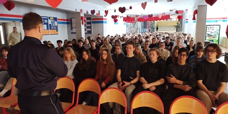 Powiększ grafikę: spotkanie-mlodziezy-ze-straza-graniczna-i-policja-handel-ludzmi-670416.jpg