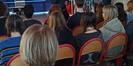 Powiększ grafikę: spotkanie-mlodziezy-ze-straza-graniczna-i-policja-handel-ludzmi-670418.jpg