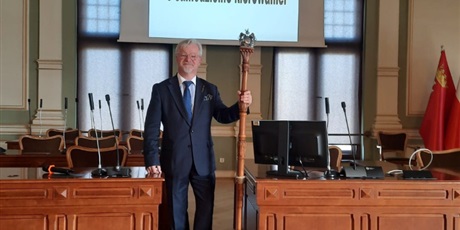 Powiększ grafikę: uroczysta-lekcja-edukacji-obywatelskiej-w-siedzibie-rady-miasta-680063.jpg