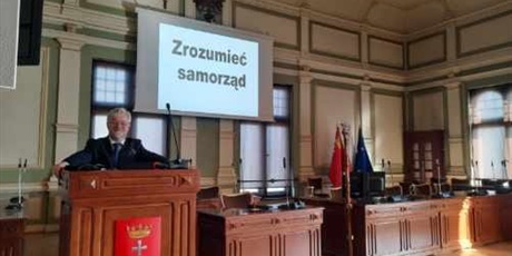 Powiększ grafikę: uroczysta-lekcja-edukacji-obywatelskiej-w-siedzibie-rady-miasta-680064.jpg