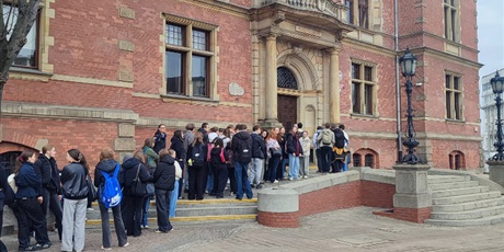 Powiększ grafikę: uroczysta-lekcja-edukacji-obywatelskiej-w-siedzibie-rady-miasta-680066.jpg