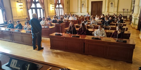 Powiększ grafikę: uroczysta-lekcja-edukacji-obywatelskiej-w-siedzibie-rady-miasta-680067.jpg