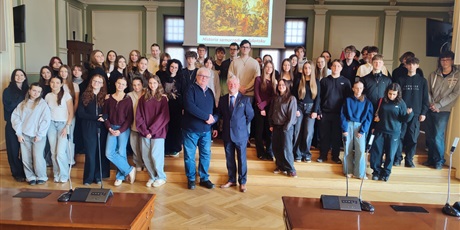 Powiększ grafikę: uroczysta-lekcja-edukacji-obywatelskiej-w-siedzibie-rady-miasta-680068.jpg