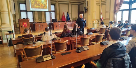 Powiększ grafikę: uroczysta-lekcja-edukacji-obywatelskiej-w-siedzibie-rady-miasta-680071.jpg