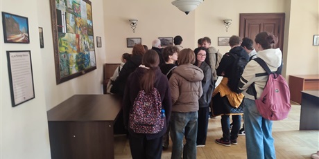 Powiększ grafikę: uroczysta-lekcja-edukacji-obywatelskiej-w-siedzibie-rady-miasta-680072.jpg