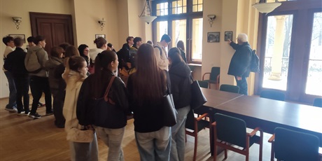 Powiększ grafikę: uroczysta-lekcja-edukacji-obywatelskiej-w-siedzibie-rady-miasta-680073.jpg