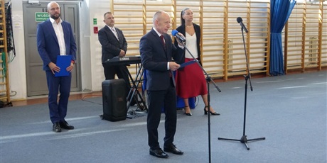 Powiększ grafikę: uroczyste-rozpoczecie-roku-szkolnego-710816.jpg