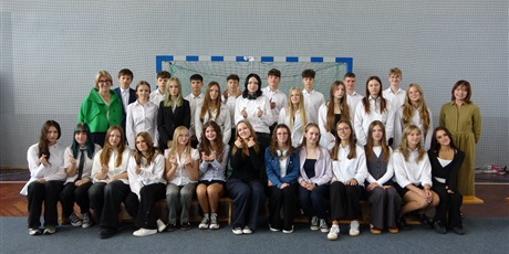 Powiększ grafikę: uroczyste-rozpoczecie-roku-szkolnego-710817.jpg