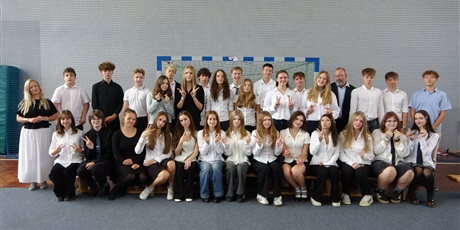 Powiększ grafikę: uroczyste-rozpoczecie-roku-szkolnego-710827.jpg