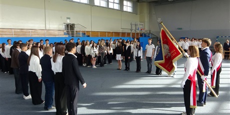 Powiększ grafikę: uroczyste-slubowanie-uczniow-klas-pierwszych-714462.jpg
