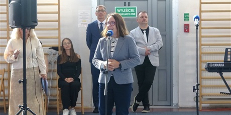Powiększ grafikę: uroczyste-slubowanie-uczniow-klas-pierwszych-714467.jpg
