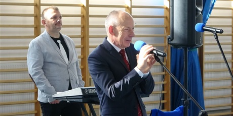 Powiększ grafikę: uroczyste-slubowanie-uczniow-klas-pierwszych-714474.jpg