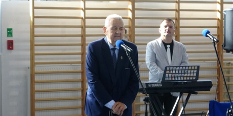 Powiększ grafikę: uroczyste-slubowanie-uczniow-klas-pierwszych-714476.jpg