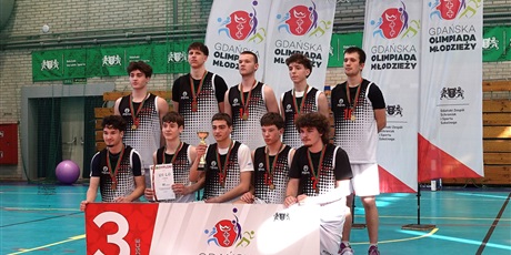 VII LO - TRZECIĄ DRUŻYNĄ GDAŃSKA w KOSZYKÓWCE CHŁOPCÓW