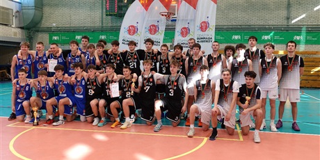 Powiększ grafikę: vii-lo-trzecia-druzyna-gdanska-w-koszykowce-chlopcow-680926.jpg