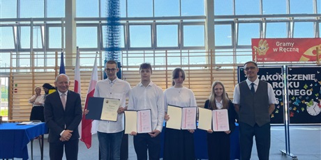 Powiększ grafikę: zakonczenie-roku-szkolnego-w-vii-lo-707125.jpg