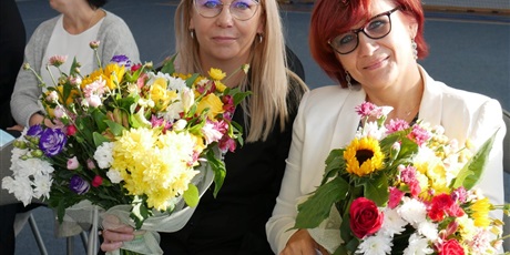 Powiększ grafikę: Pani Wicedyrektor Katarzyna Wilczyska i Pani Wicedyrektor Dorota Nosowicz z bukietami kwiarów.
